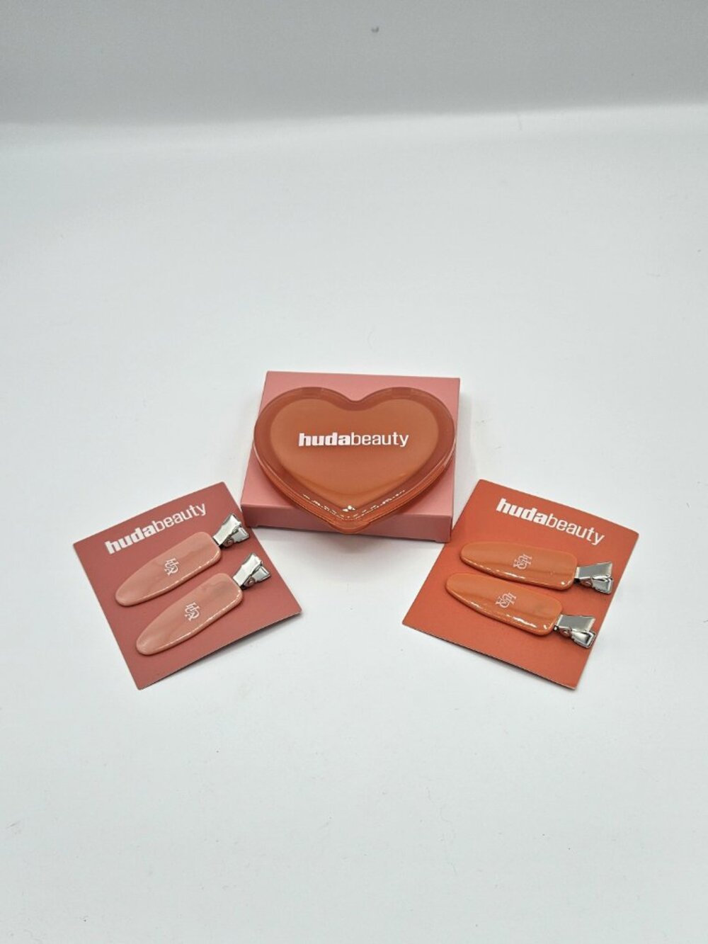 Huda Beauty Peach Compact Mirror and Hair Clips - Picture 3 of 3